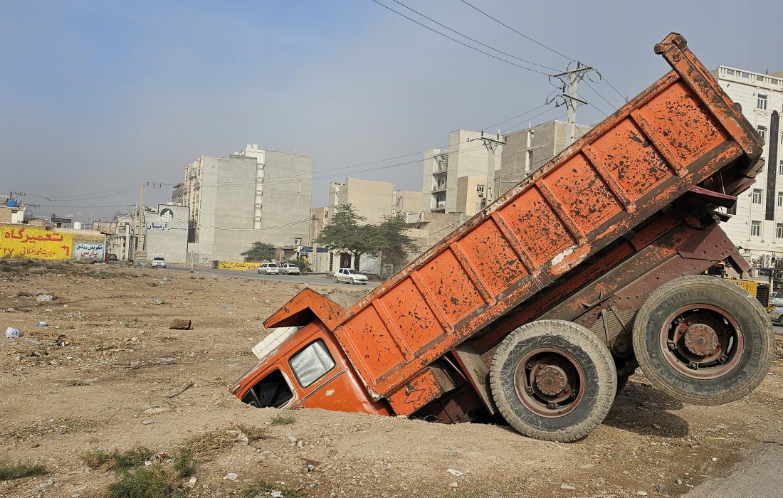 زمین کمپرسی را بلعید
