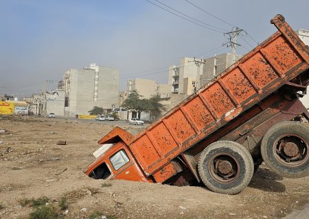 زمین کمپرسی را بلعید