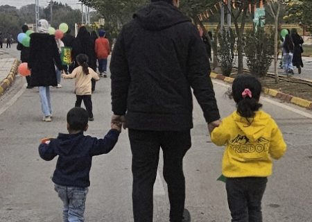 وقتی دستم در دستِ توست، دنیا پشتِ من است