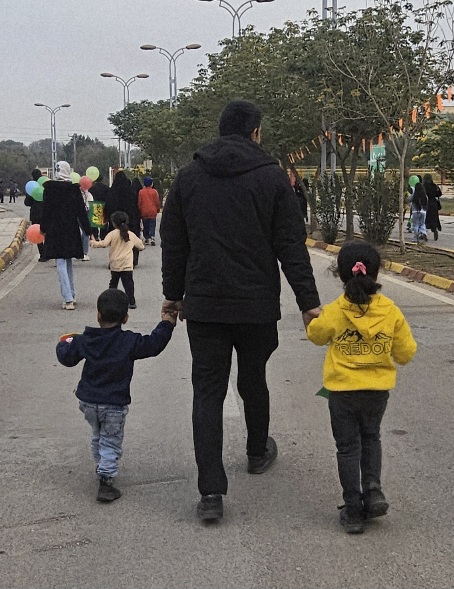 وقتی دستم در دستِ توست، دنیا پشتِ من است