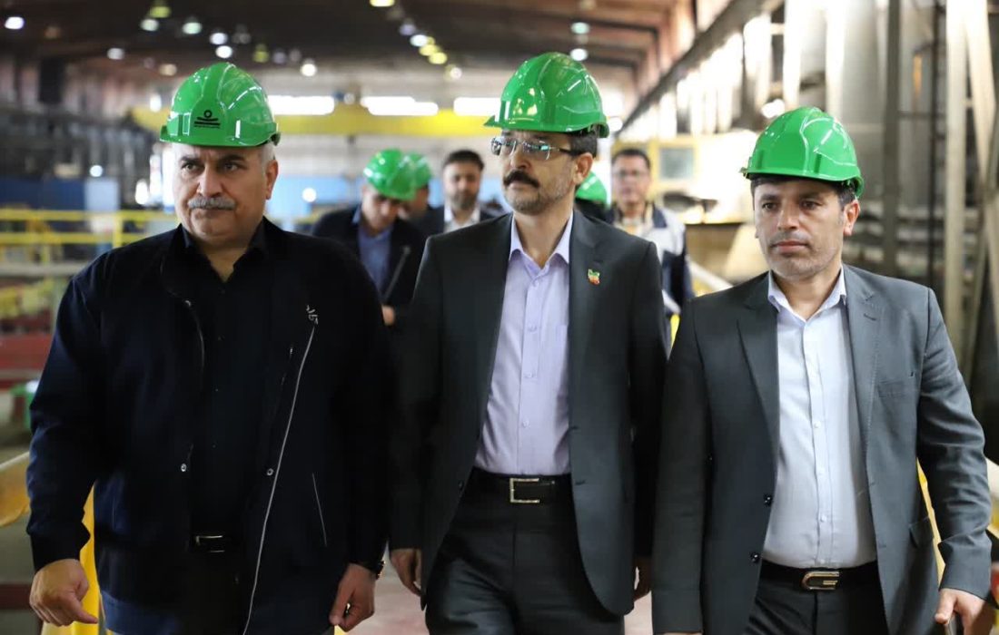 مدیرکل صنعت، معدن و تجارت خوزستان از خط تولید شرکت لولهسازی اهواز بازدید کرد