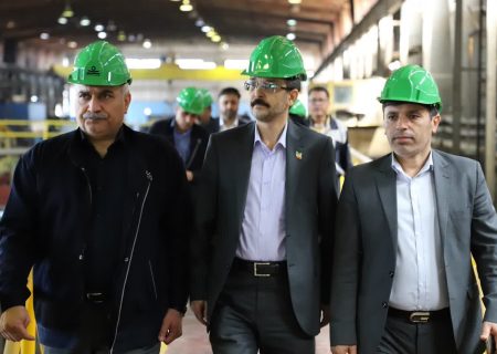 مدیرکل صنعت، معدن و تجارت خوزستان از  خط تولید شرکت لوله‌سازی اهواز بازدید کرد