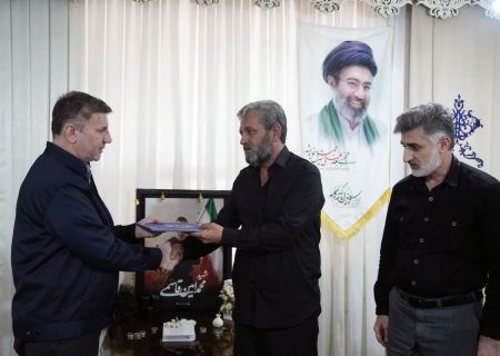دیدار مدیر عامل نفت و گاز مارون با خانواده شهید
